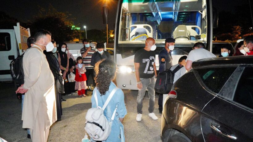 Almeno 100 jihadisti già arrivati qui mescolati insieme ai veri profughi
