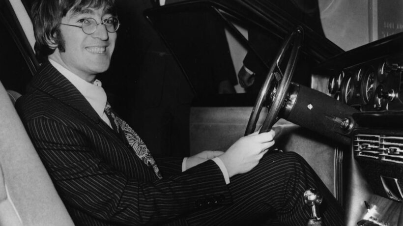 John Lennon al volante della sua Iso Rivolta Grifo nel 1967 (Getty Images)