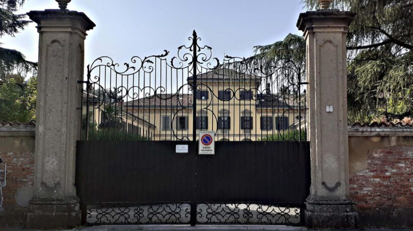 La villa settecentesca di Renzo Rivolta a Bresso, attigua alla fabbrica (foto autore)