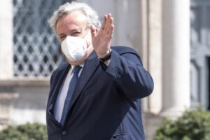L’ideona in Puglia: «Positivi vaccinati accanto ai negativi»