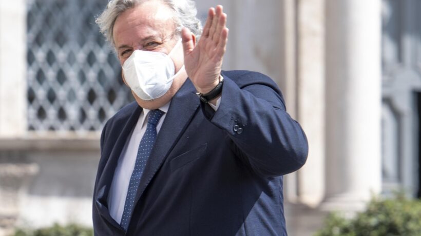 L’ideona in Puglia: «Positivi vaccinati accanto ai negativi»