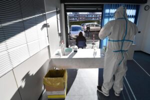 Vacanze con carta verde per i minorenni. E i tamponi rimangono a pagamento