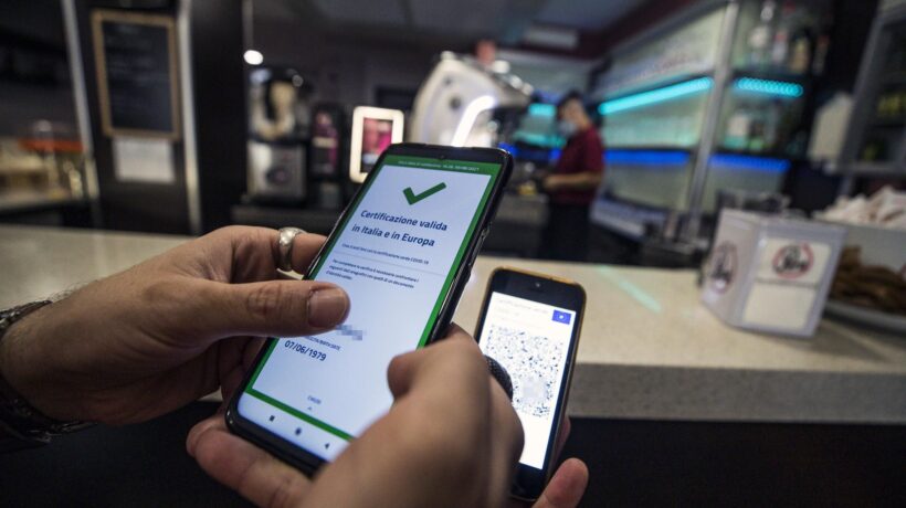 Il governo vara il «dl Incertezza» e butta il pass sul tavolo degli hotel