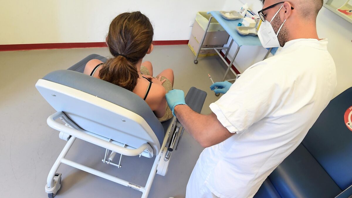 Via le cure a chi non si vaccina. Il ricatto arriva in Parlamento