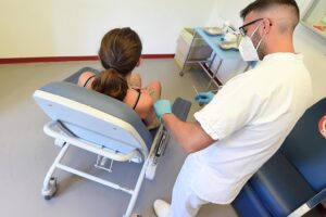 Via le cure a chi non si vaccina. Il ricatto arriva in Parlamento