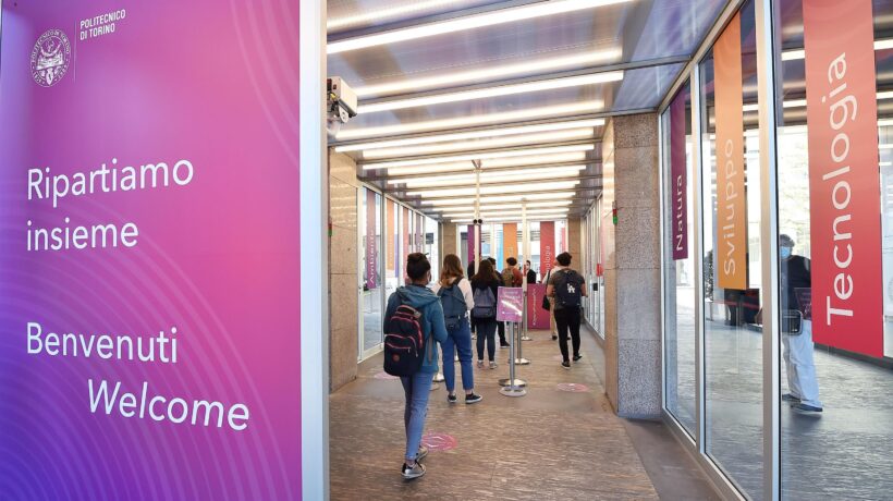 Anche gli universitari in rivolta: appelli e diffide contro il green pass