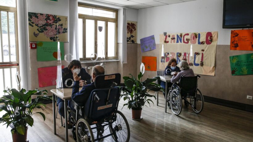 Il buco nero delle Rsa. Botte, offese e abbandoni