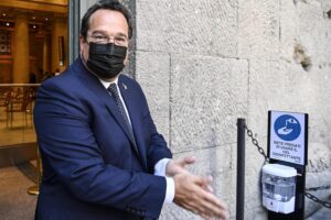 Durigon rompe l’assedio e lascia. Passo indietro per Salvini e Draghi