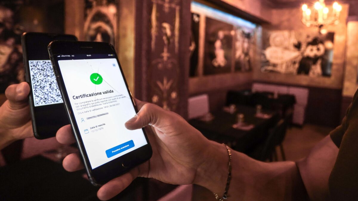 Treni, hotel, luoghi di lavoro. Tutte le incongruenze dei decreti sul green pass