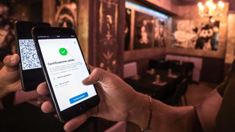 Treni, hotel, luoghi di lavoro. Tutte le incongruenze dei decreti sul green pass