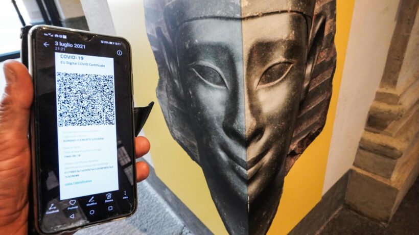 Il pass apre la caccia al capro espiatorio