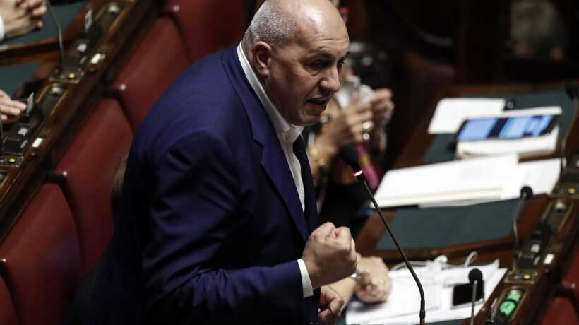 «Ammalato dopo il vaccino: niente pass»