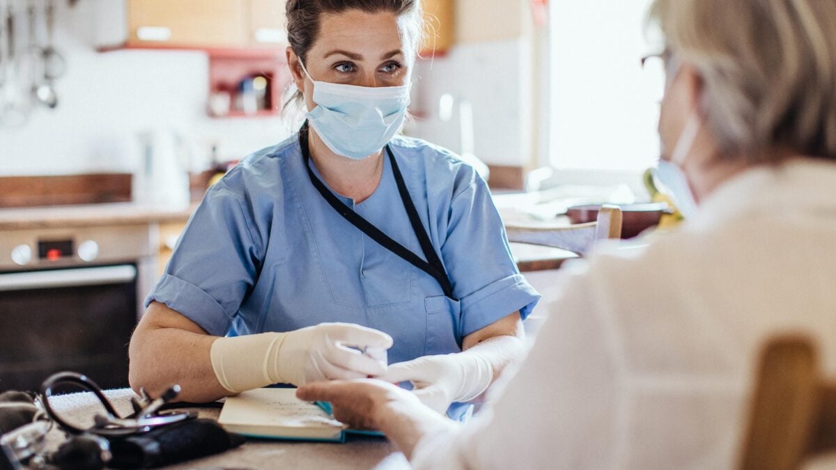Ecco i primi fondi per le cure a casa. Ma si scordano di aiutare i medici