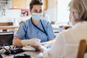 Ecco i primi fondi per le cure a casa. Ma si scordano di aiutare i medici