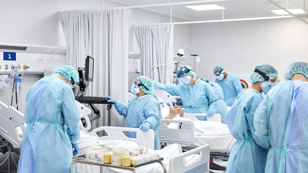 I sanitari non possono ubbidire all’obbligo: il vaccino imposto non esiste