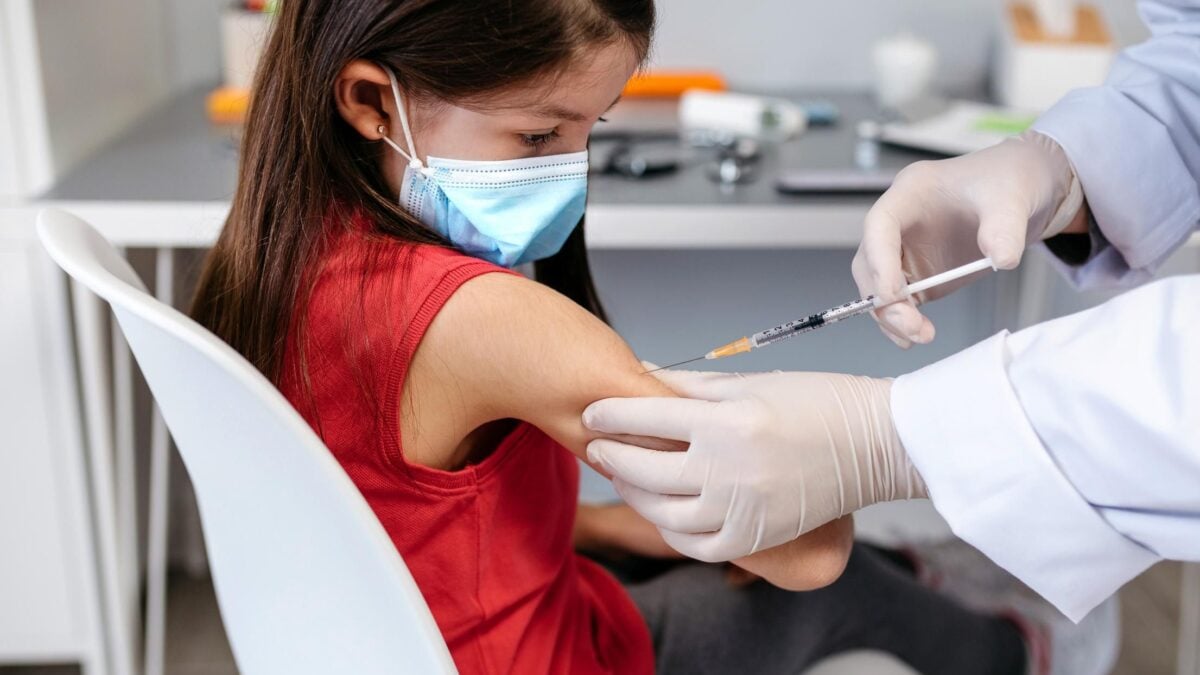 S’aggrappano alla Fda per imporre i vaccini. Ma rimangono i dubbi sui rischi per i minori