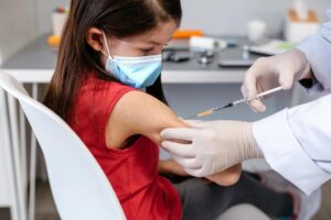 S’aggrappano alla Fda per imporre i vaccini. Ma rimangono i dubbi sui rischi per i minori