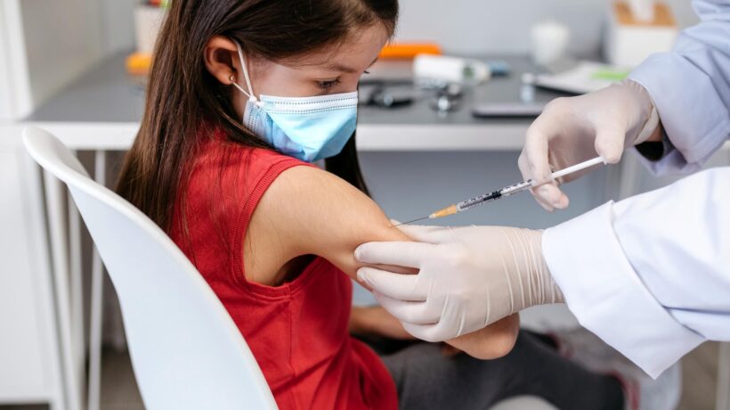 S’aggrappano alla Fda per imporre i vaccini. Ma rimangono i dubbi sui rischi per i minori