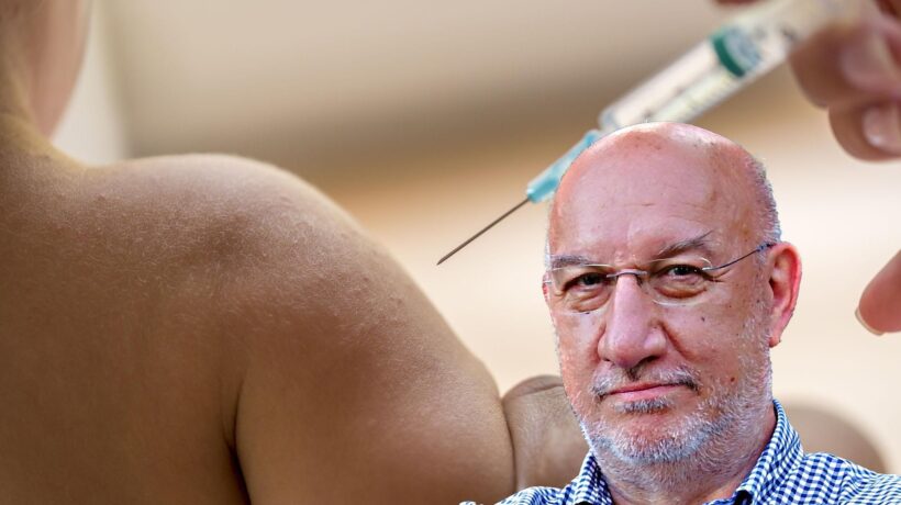 «Vaccino ai giovani: vantaggi minimi, scarsi dati sui rischi»