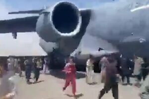 Calca in aeroporto e rappresaglie sui civili. Le immagini del terrore di Kabul