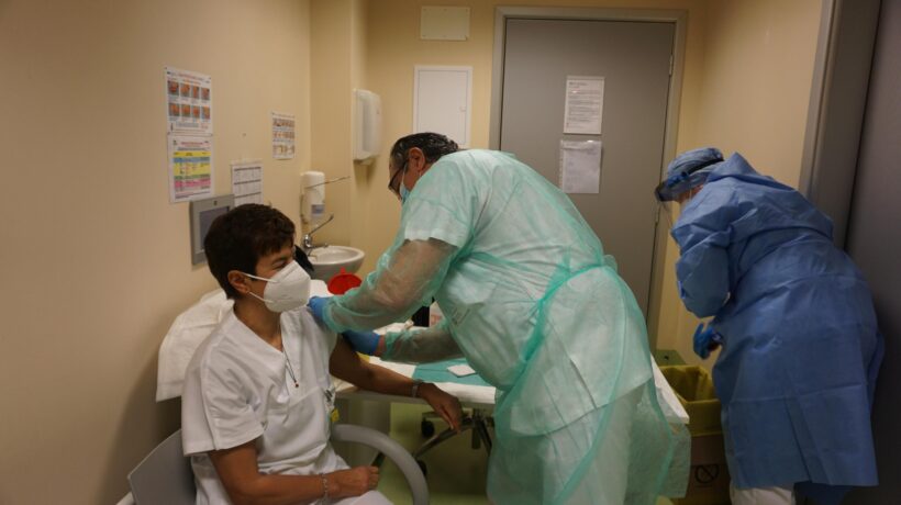 Da angeli a untori: cacciati e umiliati i medici e gli infermieri senza vaccino