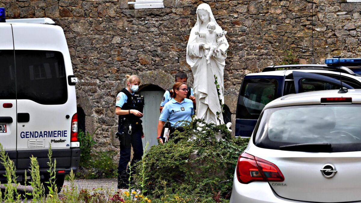 Bruciò una cattedrale. Rifugiato libero di uccidere un prete