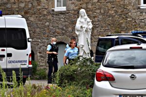 Bruciò una cattedrale. Rifugiato libero di uccidere un prete