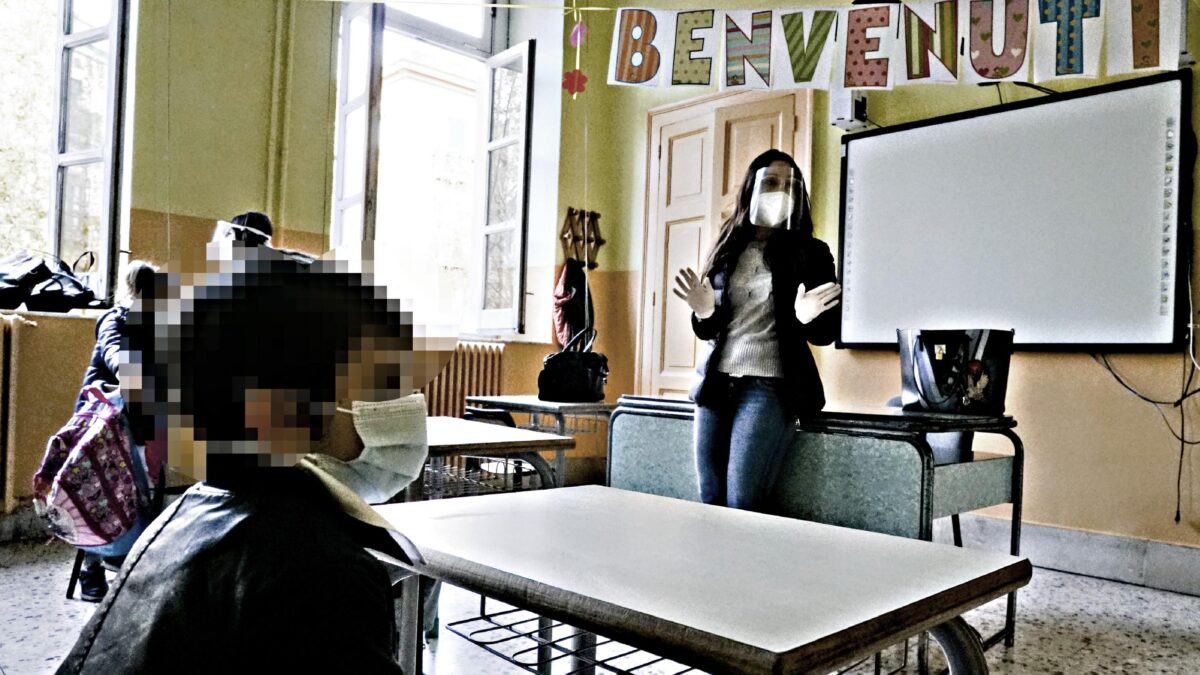 Via le mascherine fino alle superiori. Ma i presidi vogliono schedare i prof
