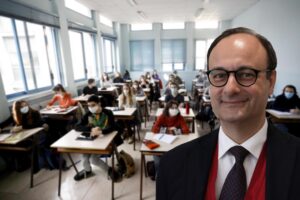 Per il capo preside star della televisione vanno immunizzati più studenti che prof