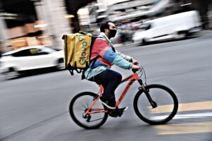 La Cgil fa la guerra al contratto dei rider