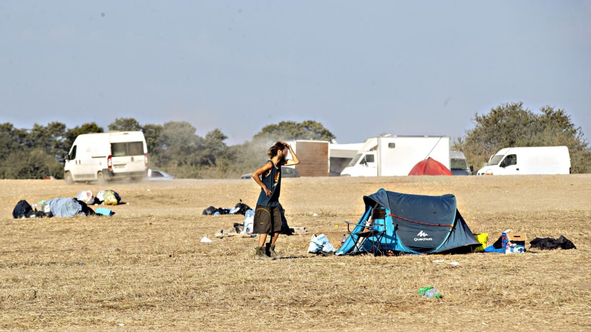 Il rave della vergogna è finito. Gli occupanti se ne vanno e lasciano danni e immondizia