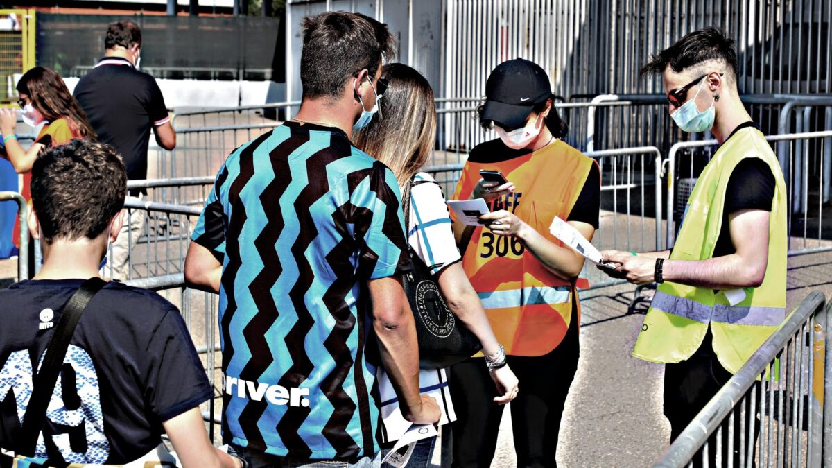 La farsa dei controlli al green pass. In fila ammassati e avanti c’è posto