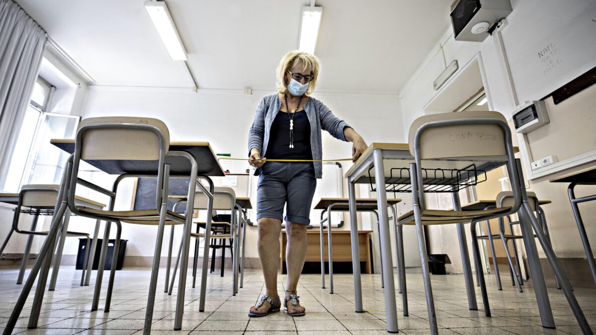 Privacy a rischio e stipendi tagliati. La scuola riaprirà tra caos e scioperi