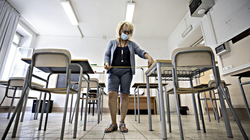 Privacy a rischio e stipendi tagliati. La scuola riaprirà tra caos e scioperi