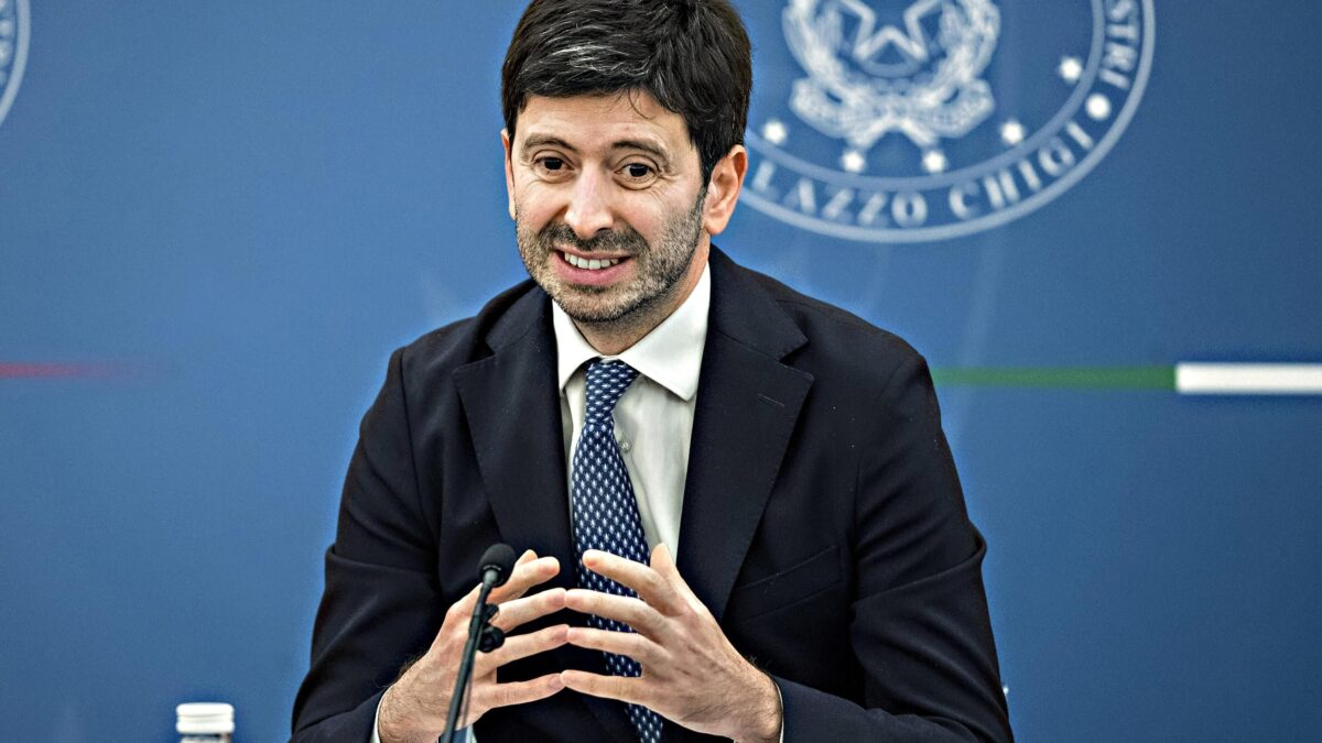 La beffa di Speranza: proroga del pass a 12 mesi per evitare di perdere la faccia