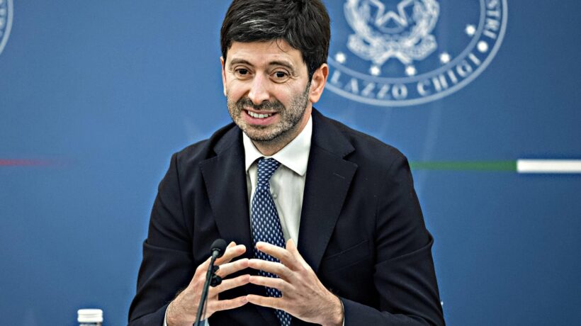La beffa di Speranza: proroga del pass a 12 mesi per evitare di perdere la faccia