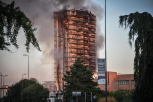 Aperto un fascicolo sul palazzo in cenere. Dubbi sul collante usato per i pannelli