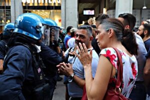 Con chiunque abbia dubbi e domande la violenza sta diventando normale