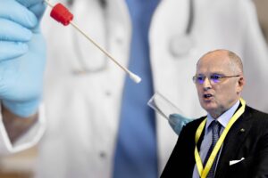 «Certificato verde solo ai vaccinati». Ricciardi dichiara guerra ai tamponi