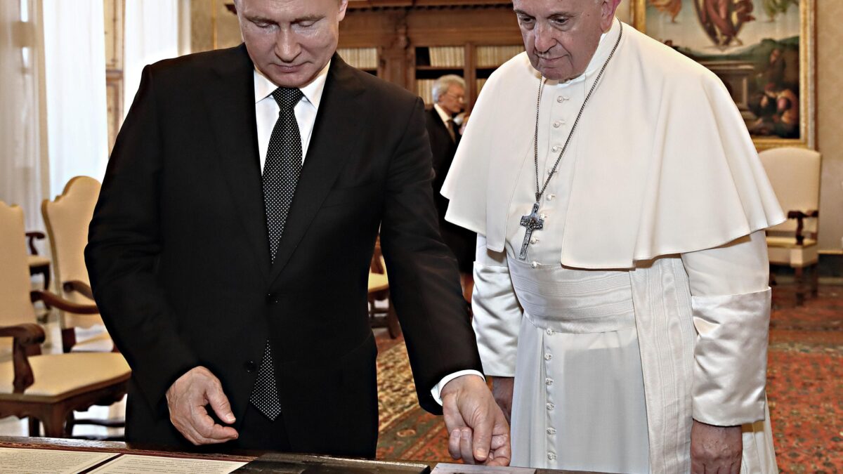 Smentita del Papa: «Mai pensato di mollare»
