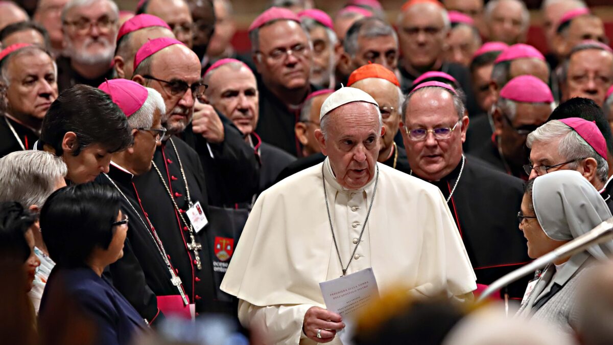 Sul vaccino i vescovi ascoltano il Papa. Sull’aborto tacciono