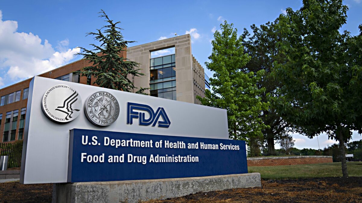 Le pressioni di Biden per far approvare la terza dose dei sieri spaccano la Fda