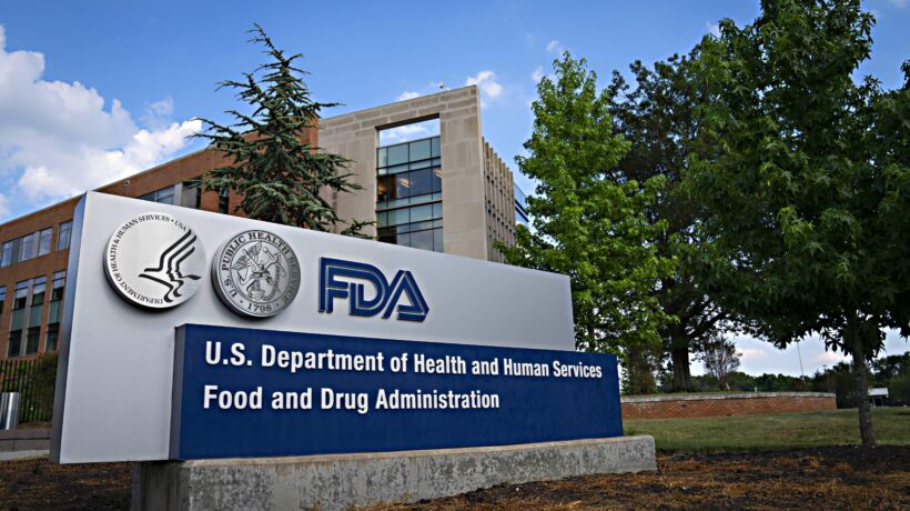 Le pressioni di Biden per far approvare la terza dose dei sieri spaccano la Fda