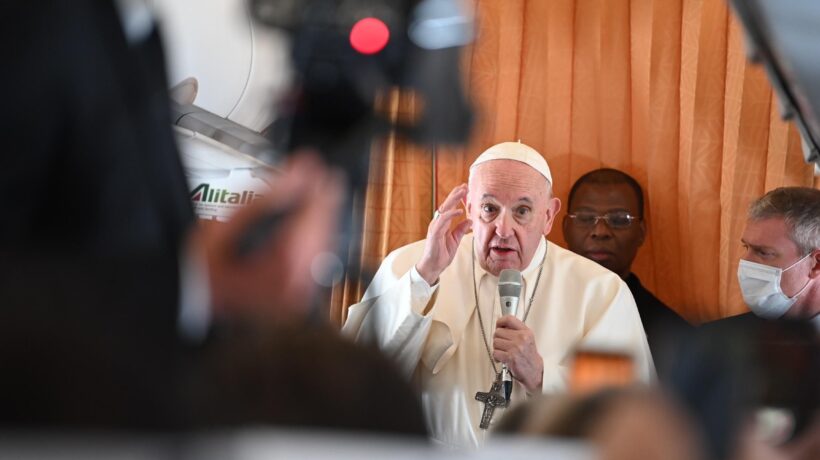 Complotti, conclave e tv nemiche. Le parole del Papa sono un mistero
