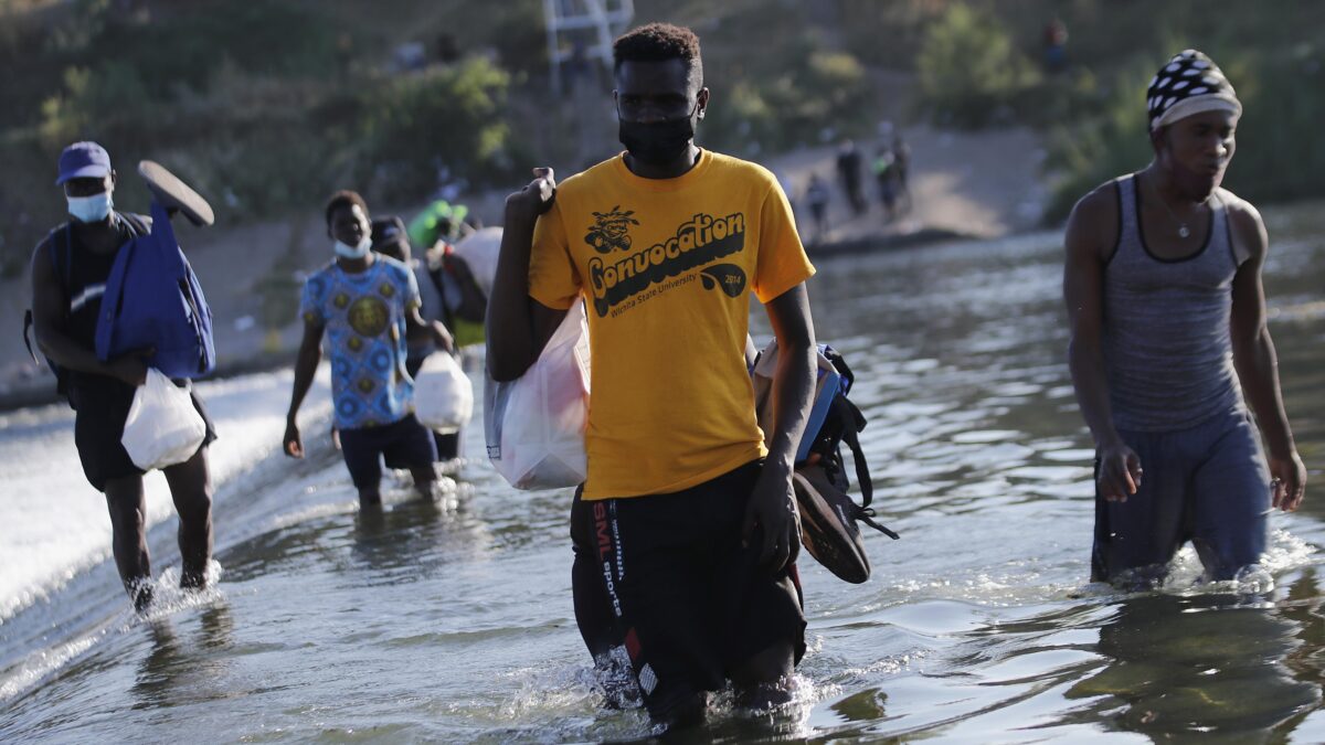 Biden applica la legge del Far West. Migranti haitiani frustati al confine