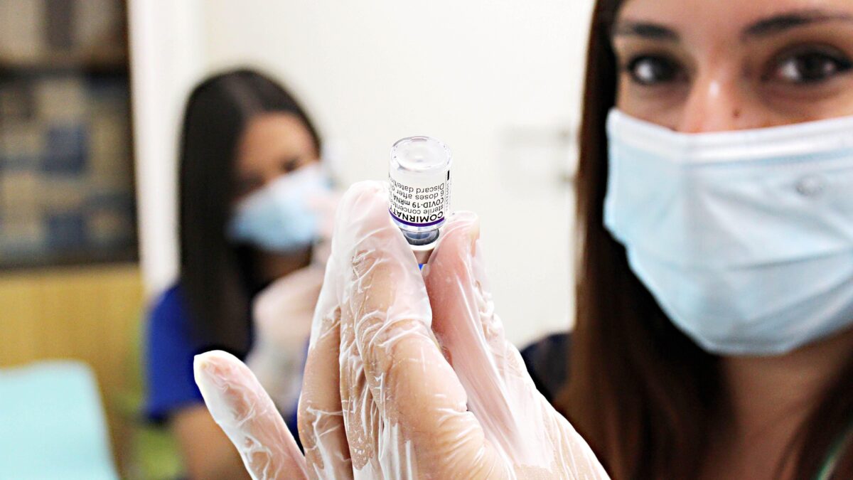 Giù la maschera: il vaccino non basta
