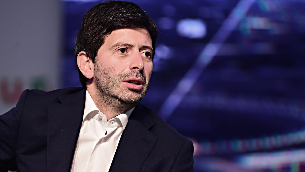 Lo studio pagato da Speranza che demolisce il green pass