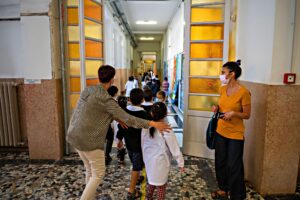 Mamme lasciate fuori, lacrime e liti. Primo giorno da incubo nelle scuole