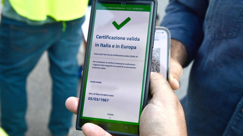 Guariti, anziani, espatriati nel limbo del pass