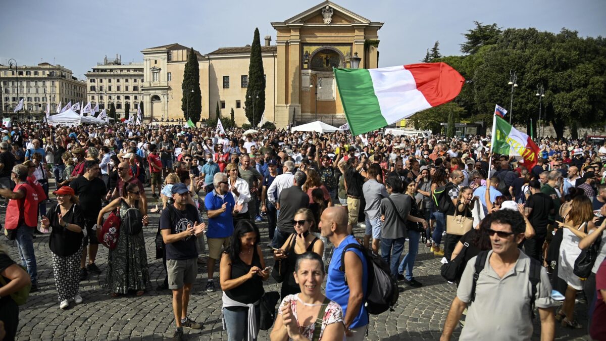 Piazze no pass strapiene, anche di poliziotti